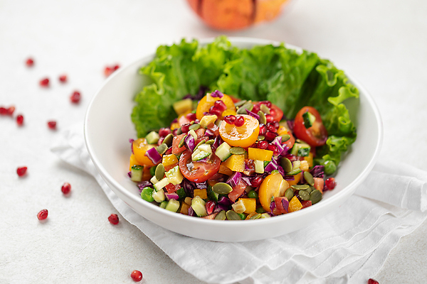 포토 JPG 해외이미지 접시 음식 토마토 채소 부분 건강 요리 사람없음 초록색 컬러풀 식당 식사 카페 샐러드 신선 고명 사발 맛 상추 메뉴 점심식사 채식주의자 맛있는 해외202309 해외포토 식기 컬러 컨셉 상점 사기그릇 채식 파일형식