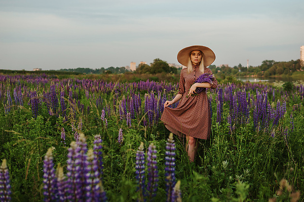 포토 JPG 해외이미지 여자 잎 꽃밭 안기 한명 들기 상반신 성인 야외 뷰티 노을 허브 밀짚모자 내추럴 허브꽃 성인여자한명만 해외202309 해외포토 자연요소 식물 모자_잡화 1 꽃 모션 사람 여자한명만 성인여자만 파일형식