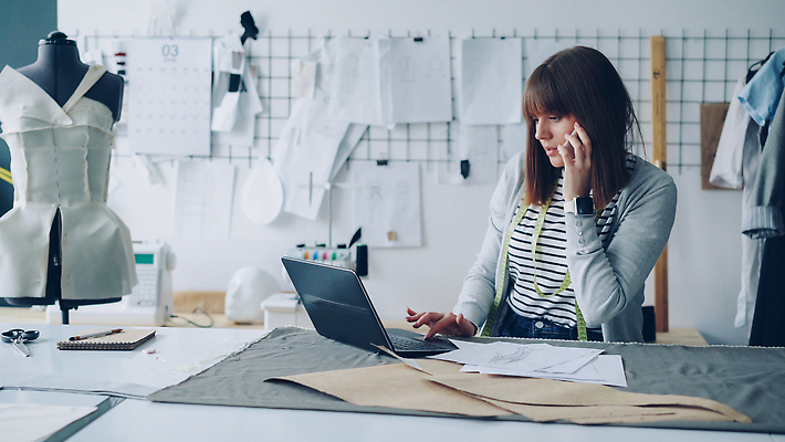 포토 JPG 해외이미지 백인 디자인 옷 여자 인터넷 비즈니스 사업가 통신 성공 모바일 세포 실내 대화 한명 노트북 스마트폰 핸드폰 컴퓨터 유행 자료 외침 정보 타이핑 업무 작업 비즈니스우먼 자신감 작업실 디자이너 스케치 스마트 집중 그림 바쁨 부름 질서 온라인 주인 전자상거래 재단 재단사 중소기업 해외202309 해외포토 서양인 직업 1 감정 컨셉 회사 모션 말하기 미술 사람 내부 전자제품 스마트기기 소리 예절 직장인 파일형식