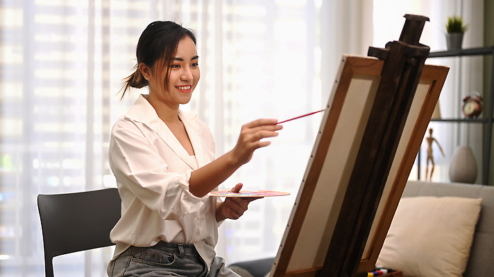 포토 JPG 해외이미지 여자 의자 미술 한명 동양인 상반신 성인 붓 그리기 팔레트 이젤 그림 캔버스 성인여자한명만 해외202309 해외포토 1 가구 모션 문화예술 사람 인종 미술도구 여자한명만 성인여자만 파일형식