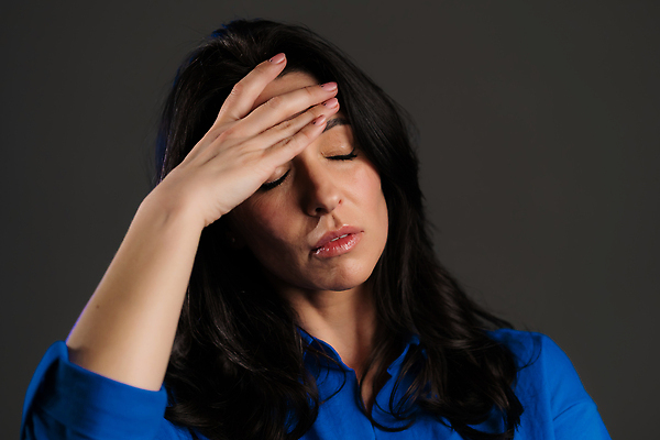 포토 JPG 해외이미지 백인 라이프스타일 손 여자 얼굴 백그라운드 비즈니스 청소년 스트레스 실내 피곤 한명 사람 성인 가로 뷰티 머리 고통 슬픔 흰색 좌절 질병 고민 두통 문제 고립 광 우울증 위기 여자만 여자한명만 성인여자한명만 성인만 해외202309 해외포토 서양인 1 감정 컬러 컨셉 의학 내부 생활 신체부위 성인여자만 파일형식