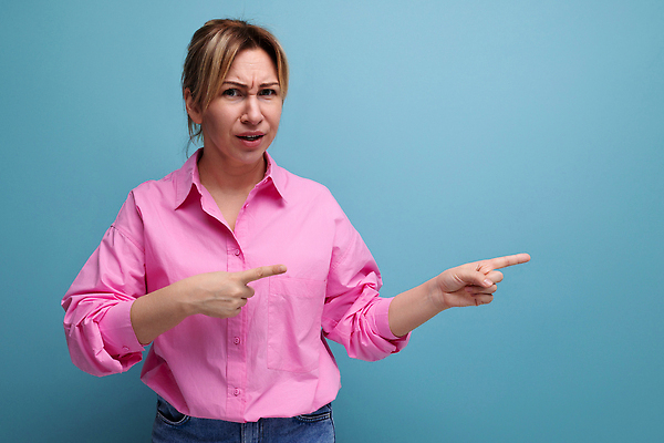 포토 JPG 해외이미지 백인 모델 여자 감정 유럽 얼굴 분홍색 백그라운드 셔츠 회사 비즈니스 아이디어 실내 한명 미소 사람 성인 금발 뷰티 백발 흰색 가리킴 종업원 중개인 블라우스 긍정 포니테일 고립 마케팅 스타일 카피스페이스 제의 해외202309 해외포토 서양인 직업 1 헤어스타일 나라 컬러 컨셉 상의 표정 손짓 내부 신체부위 공백 파일형식