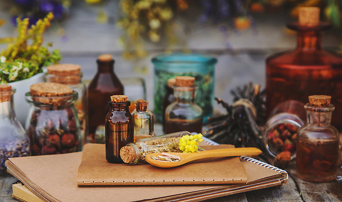 포토 JPG 해외이미지 꽃 유리병 사람없음 메모지 약초 스프링노트 공병 나무스푼 해외202309 해외포토 식물 병_용기 사무용품 공책 풀_식물 나무숟가락 병_담는 파일형식