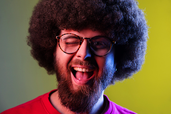 포토 JPG 해외이미지 백인 남자 행복 감정 안경 청소년 아이디어 실내 한명 웃음 사람 뷰티 노란색 믿음 놀람 기쁨 회색 표현 치아 시원함 유혹 흥분 펑키 고립 힙스터 깜빡이다 해외202309 해외포토 서양인 1 잡화 패션 컬러 컨셉 표정 내부 소화기관 파일형식