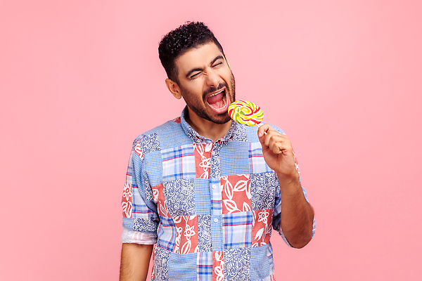 포토 JPG 해외이미지 남자 행복 음식 셔츠 중동 아이스크림 디저트 실내 막대사탕 사탕 한명 사람 동양인 과자 기쁨 원형 달콤 맛 폐기물 설탕 인도인 먹기 배고픔 히스패닉 토막 고립 포도당 해로움 맛있는 해외202309 해외포토 도형 외국인 1 감정 나라 컨셉 상의 모션 인종 내부 쓰레기 파일형식