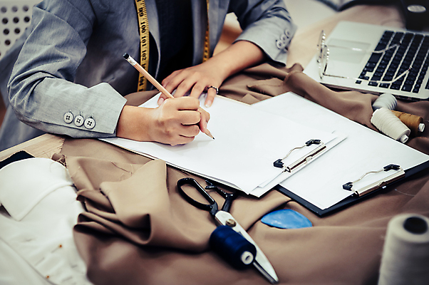 포토 JPG 해외이미지 여자 탁자 실내 한명 들기 성인 노트북 사무실 연필 업무 그리기 디자이너 스케치 서류판 성인여자한명만 해외202309 해외포토 직업 1 가구 비즈니스 모션 학용품 미술 사람 내부 전자제품 필기구 사무용품 작업 여자한명만 성인여자만 파일형식