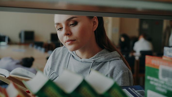 포토 JPG 해외이미지 백인 학생 응시 여자 교육 행복 학교 책장 한명 서기 10대 책 학습 독서 뷰티 시험 정보 잡기 도서관 스마트 검색 교과서 준비 대학교 문학 배려 지능 해외202309 해외포토 서양인 1 시선 감정 가구 컨셉 모션 청소년 교재 사람 파일형식