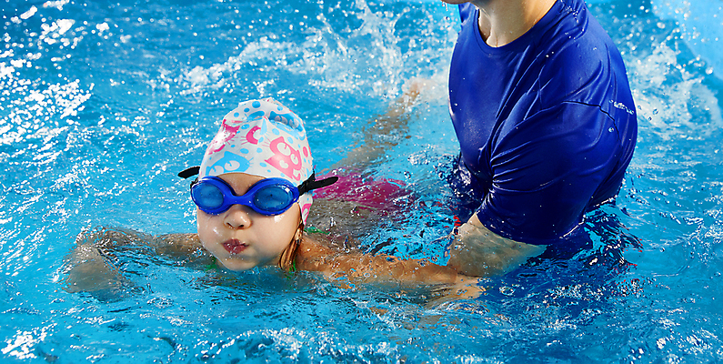 포토 JPG 해외이미지 백인 여자 남자 수영복 어린이 스포츠 수업 수영장 상반신 성인 두명 앞모습 옆모습 교사 수영 가르침 물안경 수영모 수영강습 해외202309 해외포토 서양인 직업 옷 교육 뷰포인트 사람 수상스포츠 수영용품 파일형식