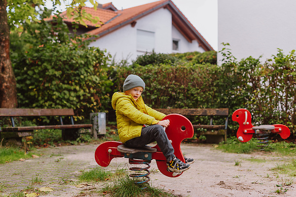 포토 JPG 해외이미지 백인 라이프스타일 공원 행복 어린이 스포츠 장난 학교 놀이 한명 사람 소년 야외 파란색 봄 유치원 기쁨 게임 아기 미끄럼틀 놀이터 작음 긍정 걸음마 해외202309 해외포토 서양인 1 계절 공공시설 교육 남자 감정 컬러 컨셉 모션 생활 놀이기구 크기 파일형식