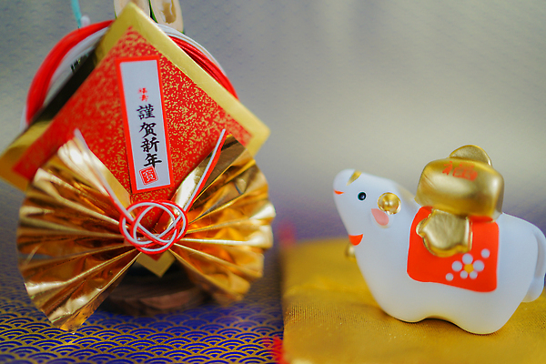 포토 JPG 해외이미지 동물 인형 백그라운드 새해 생물 주택 사람없음 숫자 일본 미니어처 소나무 소 황금 냄비 천 올가미 해외202309 해외포토 나무 문자 아시아 포유류 건물 모형 직물 솥 파일형식