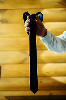 포토 JPG 해외이미지 백인 라이프스타일 손 옷 남자 컬러 신랑 결혼 백그라운드 셔츠 비즈니스 장신구 바지 결혼식 아침 넥타이 사람 정장 이벤트 성인 사람없음 유행 검은색 흰색 축하 비즈니스맨 고급 우아함 접속 묘사 준비 소매 정중 스타일 놓기 해외202309 해외포토 주간 서양인 잡화 컨셉 상의 모션 하의 생활 신체부위 직장인 파일형식