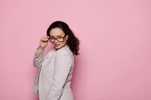 포토 JPG 해외이미지 응시 안경 얼굴 중년 사업가 고글 갈색머리 한명 사람 인종 캐주얼 유행 교사 교수 비즈니스우먼 자신감 고객 미녀 경영자 시력 비전 안과 다민족 시력검사 고립 심각 채용 광학 스타일 해외202309 해외포토 직업 1 헤어스타일 시선 잡화 옷 여자 감정 컨셉 비즈니스 병원 성인 신체부위 직장인 미인 검사_조사 리더 파일형식