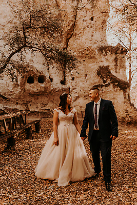 포토 JPG 해외이미지 나무 커플 드레스 공원 여자 남자 행복 유럽 문화 신랑 결혼 오렌지 건축양식 신혼부부 포옹 자연 결혼식 산 발렌타인데이 사람 풍경 성인 야외 두명 빨간색 뷰티 유행 귀여움 낭만 가을 바위 흰색 축하 아내 숲 10월 내추럴 우크라이나 해외202309 해외포토 식물 부부 옷 계절 공공시설 건축 감정 나라 컬러 컨셉 과일 관계 안기 데이이벤트 이벤트 돌_바위 날짜 생태계 신혼 파일형식