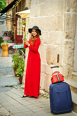 포토 JPG 해외이미지 전신 백인 응시 여자 행복 화분 화초 벽 여행 휴가 거리 한명 서기 들기 성인 옆모습 빨간색 스마트폰 여행객 상점 여행가방 도시 우아함 성인여자한명만 해외202309 해외포토 서양인 식물 1 시선 감정 뷰포인트 컬러 컨셉 가방 모션 사람 핸드폰 스마트기기 여자한명만 성인여자만 파일형식