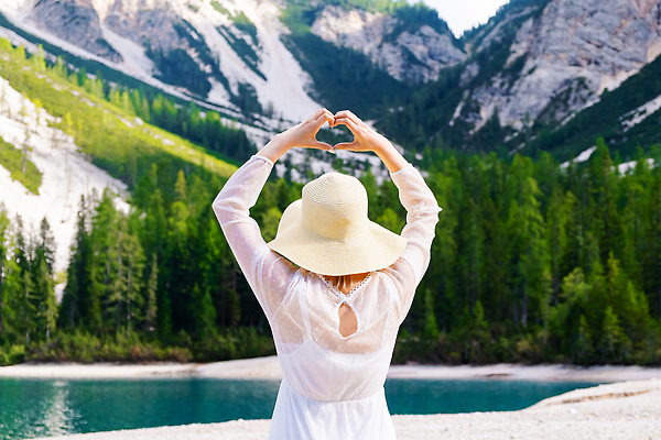 포토 JPG 해외이미지 모델 직업 모자 손 호수 휴가 산 창조 한명 풍경 여름 금발 이탈리아 낭만 연못 발사 알프스 예술가 밀짚 터키석 환상 해외202309 해외포토 1 헤어스타일 잡화 계절 유럽 컨셉 사람 신체부위 짚 보석 파일형식