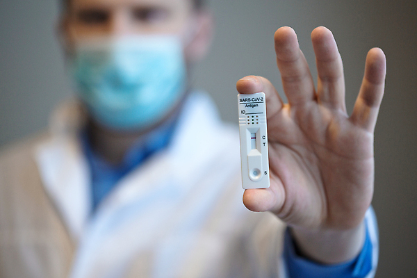 포토 JPG 해외이미지 건강 병원 실험 가면 한명 약 장비 시험 환자 의사 실험실 호흡기관 바이러스 결과 질병 분석 속도 긍정 감염 전염 미생물 튜브 면역력 백신 부정적 전염병 사스 코로나바이러스 해외202309 해외포토 1 교육 감정 컨셉 의학 생물 사람 의료진 장기_의학 파일형식