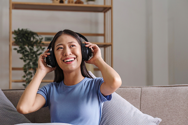 포토 JPG 해외이미지 백인 학생 라이프스타일 여자 교육 행복 어린이 이어폰 인터넷 교실 학교 수업 주택 실내 한명 사람 앉기 동양인 책 노트북 학습 스터디 컴퓨터 디지털 교사 공책 듣기 관찰 연결 강의 사이버 책상 대학교 온라인 동영상 온라인강의 해외202309 해외포토 서양인 직업 1 감정 음향기기 가구 모션 문구용품 인종 내부 건물 생활 전자제품 파일형식 언택트
