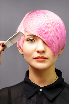 포토 JPG 해외이미지 손 응시 여자 분홍색 한명 상반신 성인 앞모습 신체부위 머리카락 미용실 미용사 머리손질 성인여자한명만 해외202309 해외포토 직업 1 시선 뷰포인트 컬러 사람 뷰티 머리 뷰티샵 여자한명만 성인여자만 파일형식