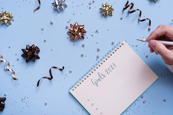 포토 JPG 해외이미지 디자인 종이 컬러 백그라운드 컨셉 크리스마스 목걸이 탁자 휴가 새해 사람없음 장식 파란색 빛 뷰티 유행 신용카드 화려 플랫 고급 우아함 목표 은색 계획 보석 질감 제비 골 파스텔톤 많음 플랫레이 카피스페이스 해외202309 해외포토 기념일 가구 장신구 조류 금융 공백 광석 파일형식