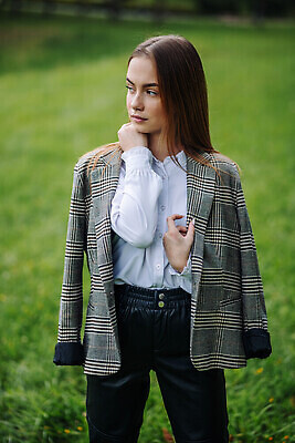 포토 JPG 해외이미지 백인 모델 라이프스타일 헤어스타일 드레스 계절 공원 여자 얼굴 포즈 운동화 반바지 날씨 한명 사람 성인 야외 초록색 금발 태양 뷰티 유행 걷기 계단 봄 청바지 도시 화려 우아함 반가움 스타일 해외202309 해외포토 자연요소 서양인 1 옷 공공시설 감정 컬러 신발 컨셉 바지 모션 생활 신체부위 파일형식