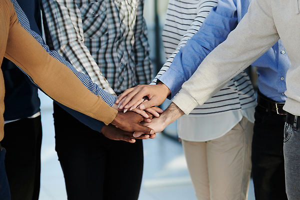포토 JPG 해외이미지 직업 학생 손 응시 여자 남자 회사 비즈니스 사업가 성공 회의 악수 실내 서기 미소 사람 사람없음 금융 사무실 거래 인사 업무 직장인 비즈니스우먼 자신감 발표 그룹 계획 대표 종업원 동료 계약 경영자 리더 환영 경영 프로젝트 필승 해외202309 해외포토 시선 감정 컨셉 관계 모션 표정 손짓 내부 신체부위 경제 예절 우승 작업 파일형식