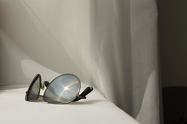 포토 JPG 해외이미지 디자인 옷 남자 안경 백그라운드 프레임 실내 사람없음 가로 선글라스 반사 유행 금속 검은색 어둠 거울 흰색 직물 쌍 투명 우아함 보호 시원함 파일럿 오브젝트 싱글 시력 고립 스타일 해외202309 해외포토 직업 잡화 컬러 컨셉 재질 사람 내부 파일형식