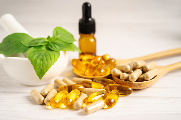 포토 JPG 해외이미지 건강 사람없음 알약 약 숟가락 스포이트 허브 유기농 절구 공병 절구방아 해외202309 해외포토 식물 웰빙 의학 수저 도구 피펫 병_담는 파일형식