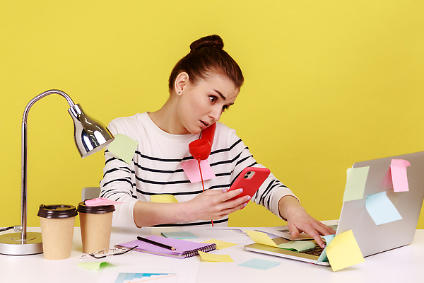 포토 JPG 해외이미지 여자 모션 한명 들기 상반신 성인 앞모습 노트북 스마트폰 놀람 스탠드 타이핑 전화기 책상 포스트잇 스프링노트 통화 테이크아웃컵 성인여자한명만 해외202309 해외포토 1 감정 뷰포인트 가구 조명 표정 사람 컵 전자제품 핸드폰 스마트기기 공책 메모지 여자한명만 성인여자만 파일형식