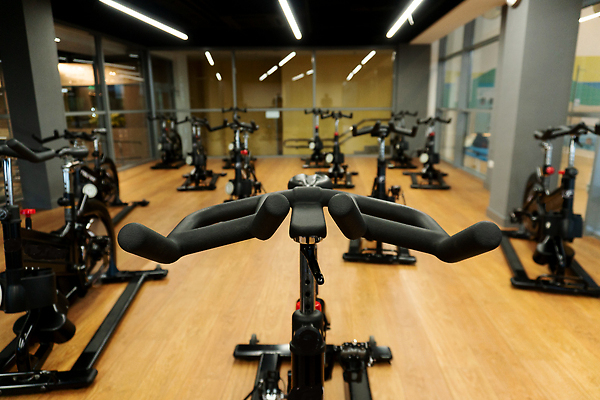 포토 JPG 해외이미지 라이프스타일 스포츠 신체 운동선수 건강 사람없음 운동 자전거 힘 기계 경쟁 장비 에너지 바퀴 승차 몸무게 핸들 날씬함 연습 클럽 체육관 순환 에어로빅 사이클링 바이크레이서 바이킹 적자 해외202309 해외포토 컨셉 모션 생활 바이크 춤 육상스포츠 몸매 파일형식