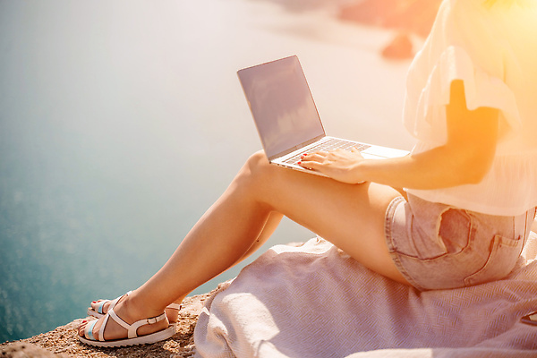 포토 JPG 해외이미지 직업 라이프스타일 여자 행복 바다 여행 컨셉 인터넷 비즈니스 텍스트 통신 휴가 직장 한명 사람 야외 여름 파란색 노트북 컴퓨터 뷰티 여행객 공책 타이핑 키보드 업무 네트워크 선베드 멀리 온라인 프리랜서 해외202309 해외포토 1 계절 감정 컬러 의자 회사 문구용품 생활 전자제품 작업 파일형식