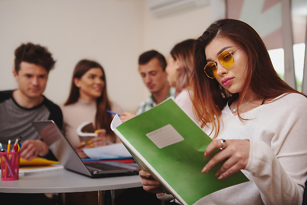 포토 JPG 해외이미지 학생 여자 교육 남자 행복 통신 성공 아이디어 고등학교 사람 여러명 친구 스터디 청춘 우정 시험 도서관 계획 토론 강의 읽기 분석 신학기 대학교 사춘기 지능 장학금 힙스터 해외202309 해외포토 패션 감정 다수 컨셉 학교 관계 모션 학습 파일형식 지원금