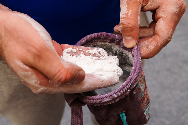 포토 JPG 해외이미지 남자 스포츠 가방 건강 사람없음 세로 운동 힘 도전 가루 분필 체육관 오르기 근육질 신청 해외202309 해외포토 잡화 모션 근육 사람 몸매 초크 파일형식