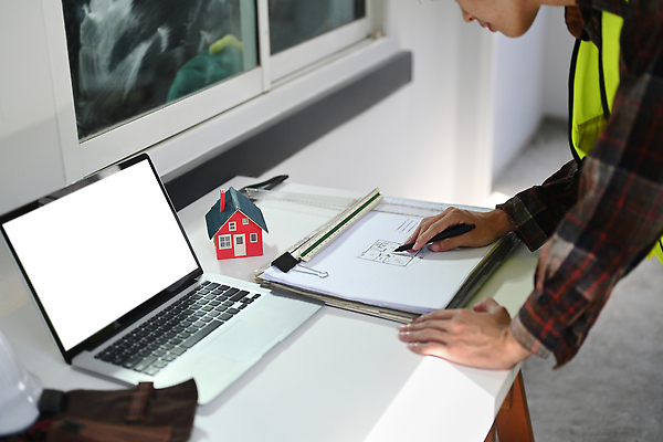 포토 JPG 해외이미지 남자 건축 자 한명 상반신 성인 노트북 건설현장 설계도 건축가 건축모형 점검 안전조끼 성인남자한명만 해외202309 해외포토 직업 1 문구용품 건설업 사람 전자제품 모형 남자한명만 성인남자만 파일형식