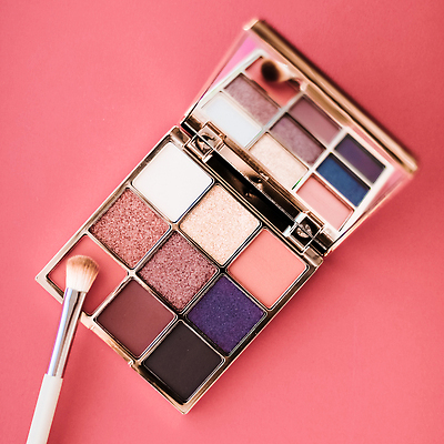 포토 JPG 해외이미지 사람없음 화장품 화려 팔레트 오브젝트 눈화장 아이섀도 메이크업브러쉬 섀도우팔레트 분홍색배경 해외포토 분홍색 백그라운드 컨셉 화장 뷰티 붓 파일형식