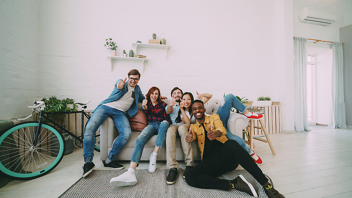 포토 JPG 해외이미지 학생 응시 여자 남자 가구 거실 학교 주택 함께함 매달리기 미소 사람 앉기 소녀 여러명 내부 친구 청춘 소파 달리기 파티 유행 카메라 자전거 점프 우정 에너지 최고 그룹 대학교 다인종 소셜 해외202309 해외포토 시선 교육 어린이 생활용품 다수 컨셉 의자 관계 모션 표정 인종 이벤트 건물 전자제품 바이크 파일형식