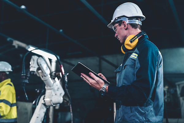 포토 JPG 해외이미지 남자 산업 공장 노동자 작업복 한명 들기 상반신 성인 태블릿 헤드셋 기계 과학기술 작업 엔지니어 안전모 성인남자한명만 해외202309 해외포토 직업 1 옷 음향기기 공업 모션 기술 사람 전자제품 스마트기기 헤드폰 기술자 헬멧 안전장비 남자한명만 성인남자만 파일형식