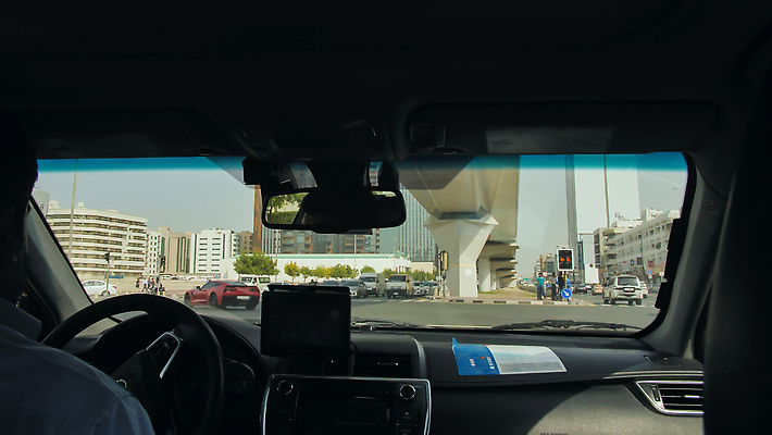 포토 JPG 해외이미지 백인 직업 라이프스타일 여행 비즈니스 교통시설 자동차 수염 사람 앉기 성인 사람없음 야외 금융 스마트폰 숫자 노란색 판매 도시 직장인 비즈니스맨 시장 야간 서비스 경영자 뉴욕 택시 승객 동쪽 아랍에미리트 두바이 리무진 아랍어 자동 해외202309 해외포토 자연요소 서양인 문자 남자 육상교통 컬러 교통 중동 모션 승용차 생활 경제 핸드폰 스마트기기 미국 방향 시설 리더 파일형식