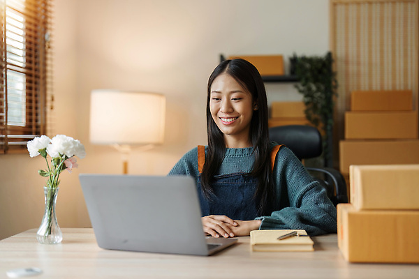포토 JPG 해외이미지 여자 행복 인터넷 비즈니스 사업가 성공 주택 한명 사람 동양인 노트북 스마트폰 쇼핑 컴퓨터 상자 사무실 세일 상점 디지털 업무 비즈니스우먼 구매 상품 작음 상인 사이버 고객 서비스 상업 패키지 질서 소매 온라인 주인 물류 짐싸기 마케팅 매각 프리랜서 해외202309 해외포토 직업 1 감정 컨셉 인종 건물 전자제품 핸드폰 스마트기기 예절 작업 직장인 크기 파일형식