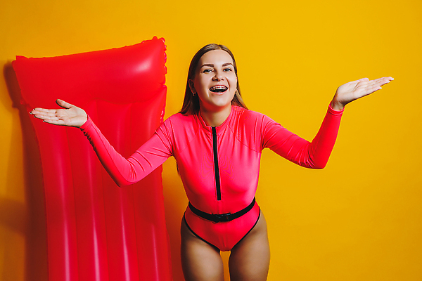 포토 JPG 해외이미지 백인 모델 라이프스타일 손 여자 수영복 감정 분홍색 컬러 여행 포즈 백그라운드 신체 오렌지 휴가 수영장 한명 사람 성인 비키니 뷰티 노란색 파티 수영 덮개 침대 표현 날씬함 히스패닉 패드 매트리스 스타일 해외202309 해외포토 서양인 1 옷 가구 과일 이벤트 생활 신체부위 뚜껑 수상스포츠 몸매 파일형식