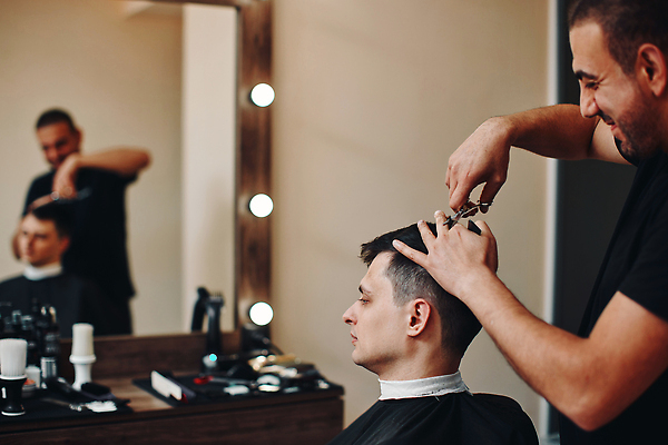 포토 JPG 해외이미지 헤어스타일 응시 남자 전등 앉기 상반신 성인 두명 옆모습 반사 거울 장비 망토 미용사 이발 자르기 이발소 미용가위 성인남자만 해외202309 해외포토 직업 시선 뷰포인트 모션 조명 가위_도구 사람 미용용품 뷰티샵 남자만 성인만 파일형식