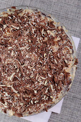 포토 JPG 해외이미지 음식 백그라운드 주택 사람없음 케이크 초콜릿 우유 흰색 먹기 냅킨 해외202309 해외포토 컬러 모션 디저트 유제품 건물 파일형식