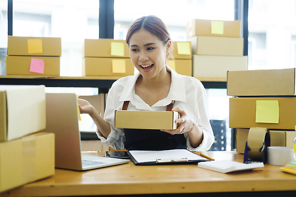 포토 JPG 해외이미지 여자 실내 한명 들기 동양인 성인 쌓기 택배 택배상자 박스포장 서류판 온라인쇼핑몰 성인여자한명만 해외202309 해외포토 1 포장 모션 사람 인종 내부 상자 사무용품 운송업 쇼핑몰 온라인 여자한명만 성인여자만 파일형식