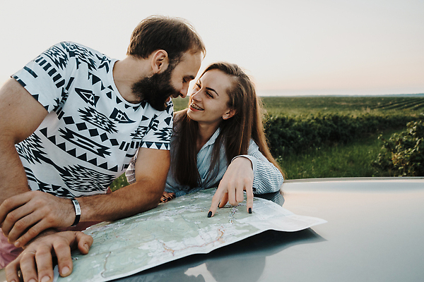 포토 JPG 해외이미지 백인 커플 여자 남자 도로 중년 여행 결혼 지도 2 데이트 가족 관계 자동차 결혼식 남편 휴가 수염 함께함 사랑 사람 성인 야외 두명 일몰 아내 중앙 주말 해외202309 해외포토 서양인 감정 길 육상교통 컨셉 교통시설 이벤트 노을 파일형식