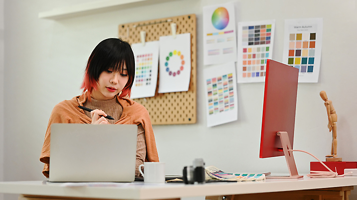 포토 JPG 해외이미지 디자인 여자 종이 벽 비즈니스 설계 한명 앉기 상반신 성인 노트북 모니터 계획 디자이너 책상 UI 성인여자한명만 해외202309 해외포토 직업 1 가구 컨셉 모션 사람 전자제품 컴퓨터 여자한명만 성인여자만 파일형식