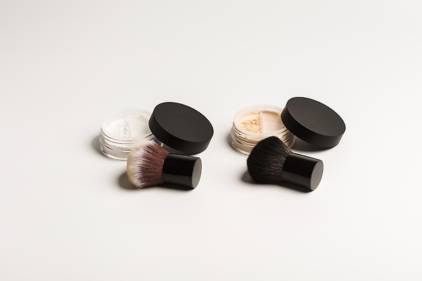 포토 JPG 해외이미지 백그라운드 사람없음 뷰티 화장품 뚜껑 흰색 화려 가루 메이크업브러쉬 해외202309 해외포토 컬러 컨셉 붓 파일형식