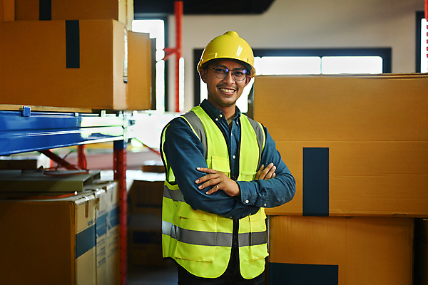 포토 JPG 해외이미지 남자 노동자 선반 한명 상반신 성인 앞모습 상자 팔짱 작업장 안전모 물류 물류창고 안전조끼 성인남자한명만 물류센터 해외202309 해외포토 직업 1 산업 뷰포인트 가구 모션 사람 헬멧 안전장비 창고 남자한명만 성인남자만 파일형식