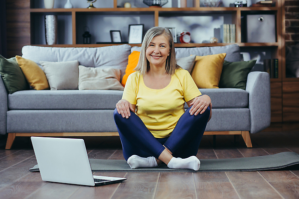 포토 JPG 해외이미지 백인 응시 여자 노년 할머니 선 스포츠 포즈 요가 교실 휴식 주택 건강 연꽃 한명 노트북 컴퓨터 운동 카메라 활발 회색 호흡 은퇴 사이버 명상 위치 체조 테라피 온라인 돌봄 소셜 필라테스 안락 해외202309 해외포토 서양인 1 웰빙 시선 교육 꽃 컬러 컨셉 학교 모션 사람 성인 건물 전자제품 뷰티 파일형식