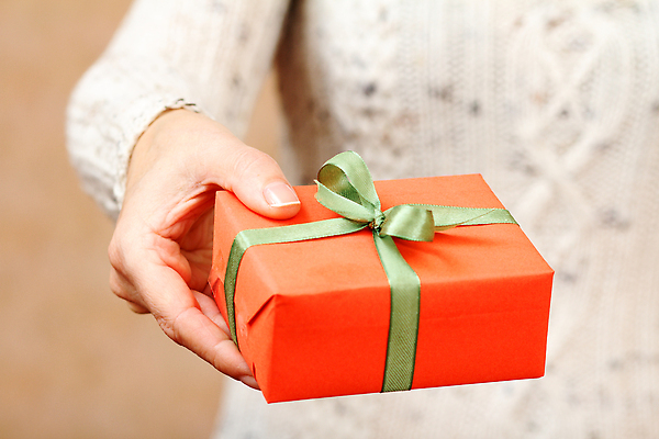 포토 JPG 해외이미지 백인 1 손 여자 기념일 행복 리본 종이 얼굴 백그라운드 크리스마스 겨울 휴가 발렌타인데이 선물 사랑 사람 이벤트 사람없음 장식 가로 빨간색 쇼핑 상자 산타클로스 축제 놀람 펼침 장비 흰색 축하 잡기 소나무 생일 작음 오브젝트 싱글 주기 패키지 팔 클라우스 전경 해외202309 해외포토 서양인 나무 계절 감정 컬러 컨셉 모션 데이이벤트 표정 풍경 신체부위 크기 파일형식 탑뷰