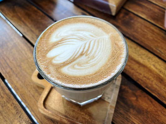 포토 JPG 해외이미지 직업 손 디자인 문화 커피 음료 음식 백그라운드 잎 패턴 따뜻함 미술 사람없음 목재 컵 갈색 상점 주방 검은색 이탈리아 거품 카페 우유 흰색 뜨거움 붓기 아침식사 무역 싱글 질감 만들기 바리스타 카푸치노 에스프레소 라떼 해외202309 해외포토 나무 식물 식기 유럽 산업 컬러 무늬 재료 모션 문화예술 유제품 신체부위 식사 파일형식