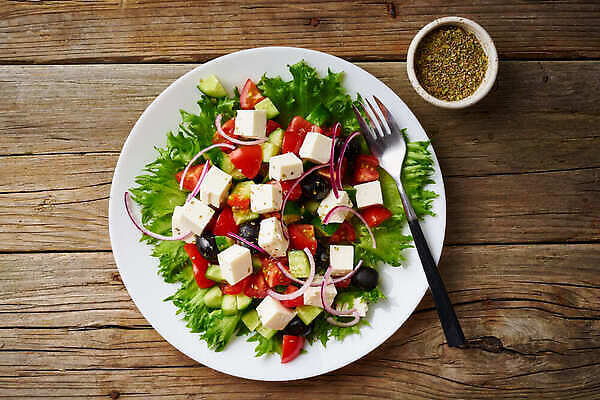 포토 JPG 해외이미지 접시 음식 잎 다이어트 토마토 채소 양파 오이 치즈 건강 요리 사람없음 목재 빨간색 초록색 식당 검은색 식사 저녁식사 샐러드 시골 신선 클래식 닫기 아침식사 기름 상추 지중해 유기농 올리브 날것 브런치 비타민 그리스인 내추럴 점심식사 인기 채식주의자 맛있는 페타치즈 해외202309 해외포토 서양인 나무 식물 식기 웰빙 열매 바다 컬러 컨셉 재료 모션 유제품 상점 채식 영양소 파일형식